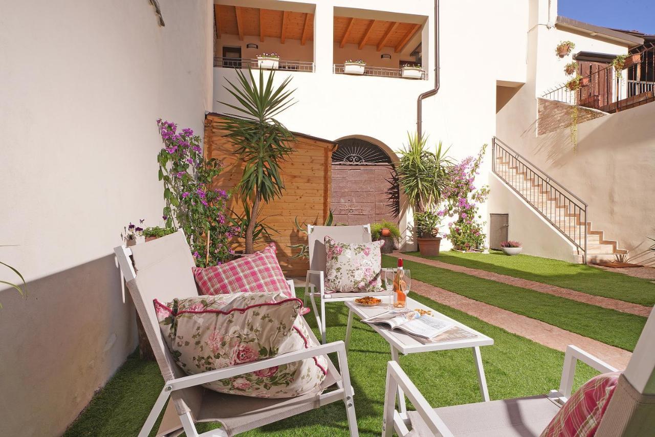 Apartments Villa Bougainville San Felice del Benaco Esterno foto