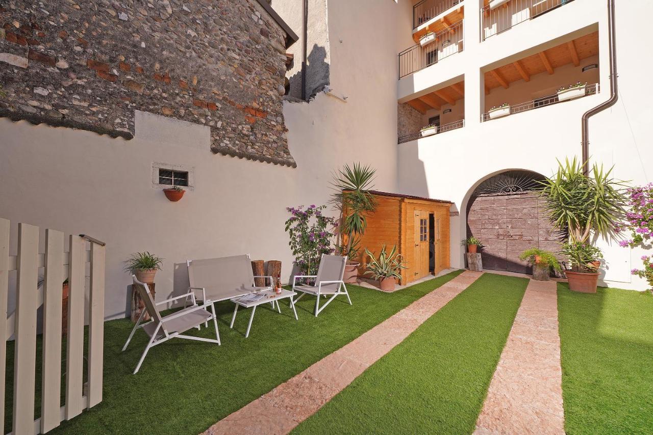 Apartments Villa Bougainville San Felice del Benaco Esterno foto